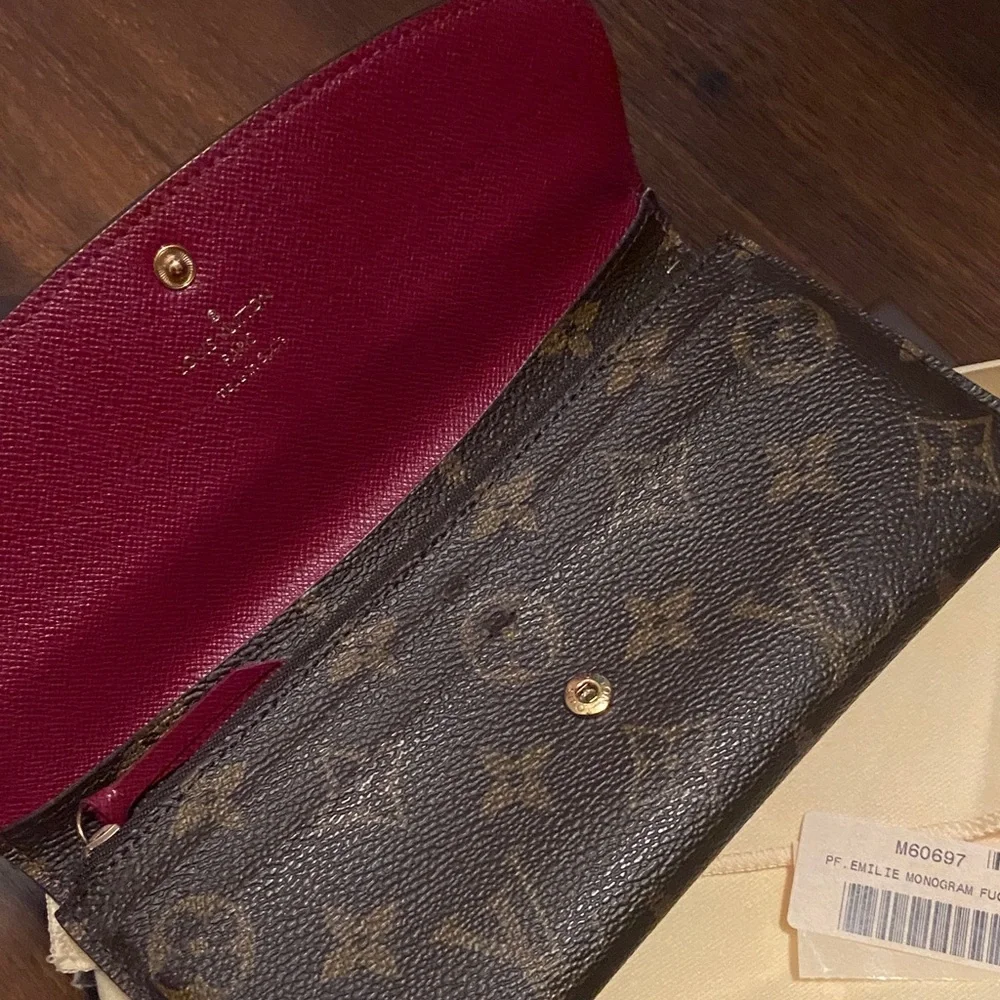 Louis Vuitton Emelie Monogram Wallet 💕 - Picture 3 of 8